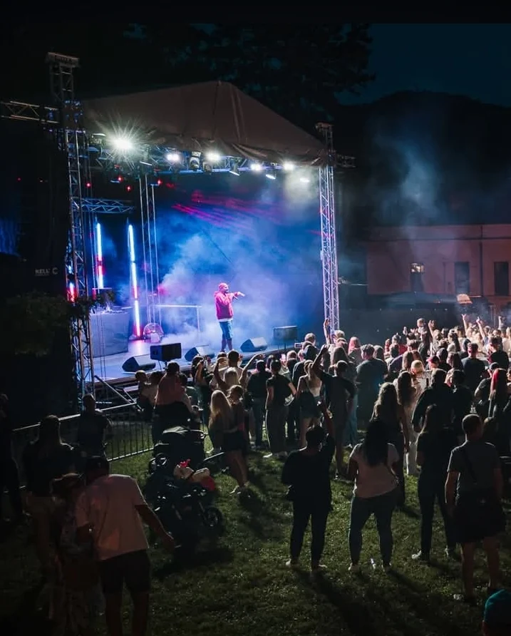 Pódium a publikum — fotografie GAPA